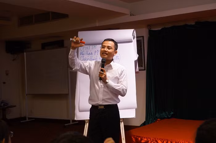 Anh Phan Quang Điệp, cựu sinh viên ĐH FPT hiện đang gắn bó sự nghiệp của mình với việc truyền cảm hứng học toán cho học sinh. Anh Phan Quang Điệp, cựu sinh viên ĐH FPT hiện đang gắn bó sự nghiệp của mình với việc truyền cảm hứng học toán cho học sinh.