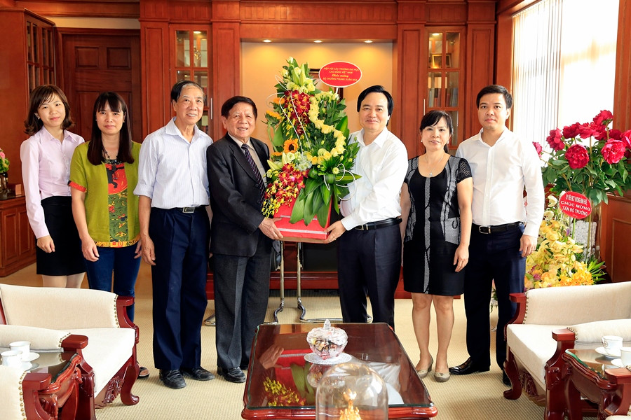 Lãnh đạo Hiệp hội các trường Đại học, Cao đẳng Việt Nam chúc mừng tân Bộ trưởng Phùng Xuân Nhạ. Lãnh đạo Hiệp hội các trường Đại học, Cao đẳng Việt Nam chúc mừng tân Bộ trưởng Phùng Xuân Nhạ.