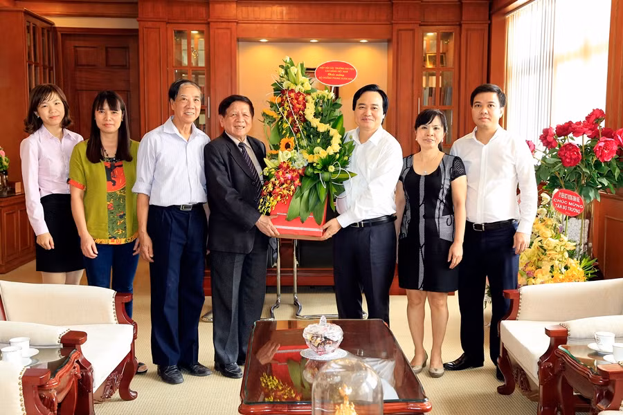 Lãnh đạo Hiệp hội các trường Đại học, Cao đẳng Việt Nam chúc mừng tân Bộ trưởng Phùng Xuân Nhạ.