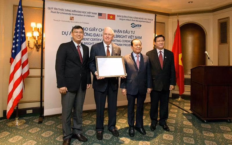 Buổi trao giấy phép hoạt động cho trường. Buổi trao giấy phép hoạt động cho trường.