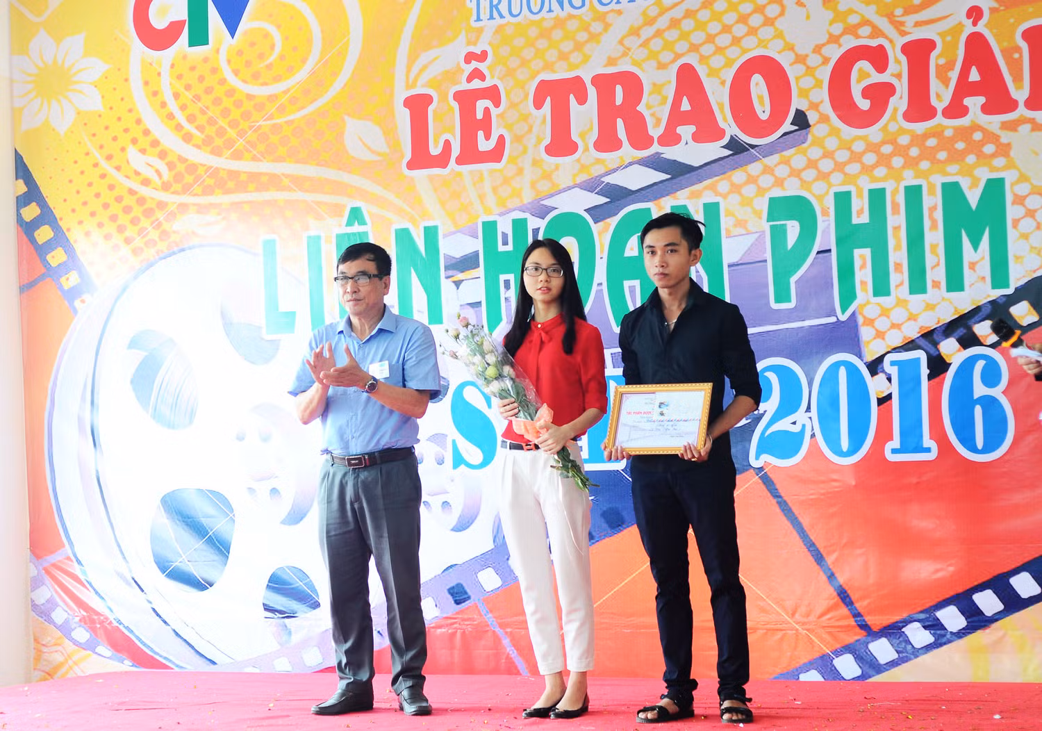 Sinh viên truyền thình trong Lễ trao giải liên hoan phim ngắn.