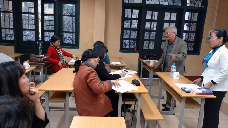 Cô Lê Thị Thanh Hà nói chuyện, chia sẻ với các giáo viên Trường THPT Đinh Tiên Hoàng. Ảnh Xuân Trung