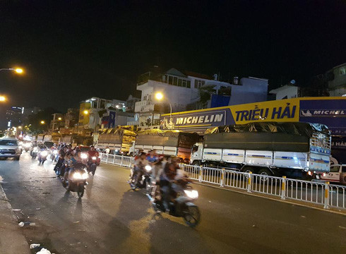 Hàng loạt xe tải lưu thông giờ cấm bị Cảnh sát giao thông thành phố xử lý nghiêm khắc tối ngày 12/2 (ảnh: P.L)