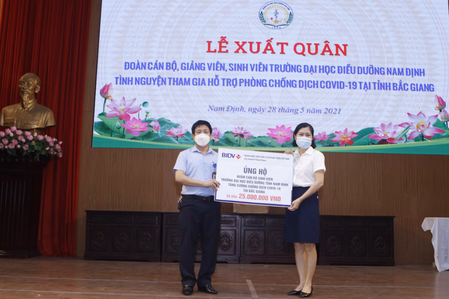 Nhiều tập thể, cá nhân đã trao tặng tiền và trang thiết bị y tế để đoàn tình nguyện đến Bắc Giang chống dịch. (Ảnh: Nhà trường cung cấp) Nhiều tập thể, cá nhân đã trao tặng tiền và trang thiết bị y tế để đoàn tình nguyện đến Bắc Giang chống dịch. (Ảnh: Nhà trường cung cấp)