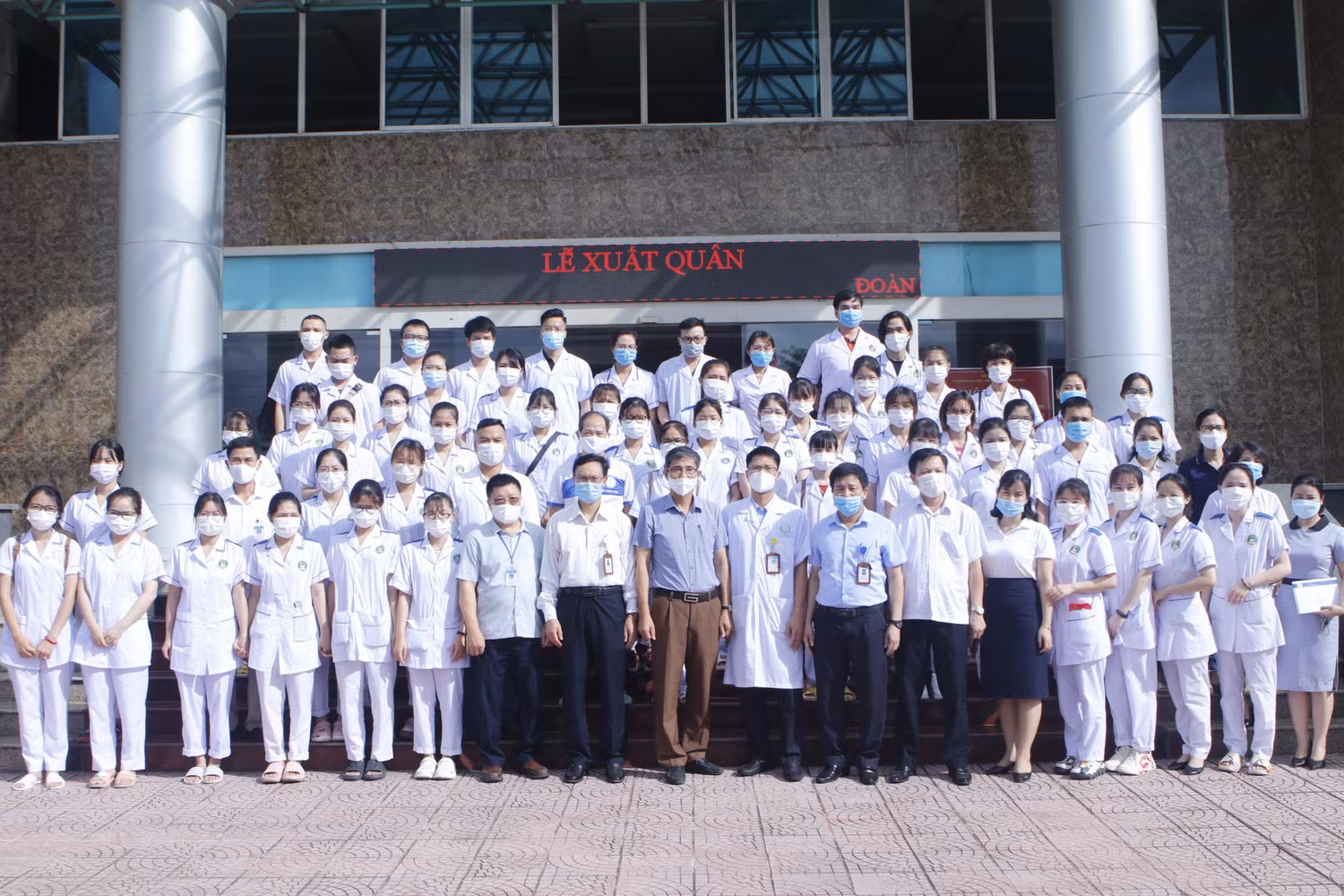 10 cán bộ, giảng viên là các bác sĩ, điều dưỡng và 44 sinh viên năm cuối Trường Đại học Điều dưỡng Nam Định lên đường đến Bắc Giang. (Ảnh: Nhà trường cung cấp) 10 cán bộ, giảng viên là các bác sĩ, điều dưỡng và 44 sinh viên năm cuối Trường Đại học Điều dưỡng Nam Định lên đường đến Bắc Giang. (Ảnh: Nhà trường cung cấp)