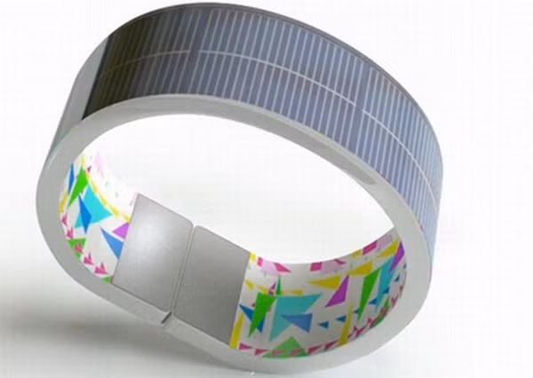 3. Mẫu smartphone Flexible của Auki Flexible của Auki là một trong những chiếc điện thoại thông minh khó tưởng tượng nhất trong danh sách này. Chiếc smartphone này được thiết kế như một chiếc đồng hồ đeo tay linh hoạt và tiện lợi. Đặc biêt, Flexible được gắn các tấm pin mặt trời trên màn hình giúp chuyển đổi nhiệt năng thành điện năng ở chế độ chờ khi không sử dụng và năng lượng sẽ được dự trữ trong pin cho những lần sử dụng sau.