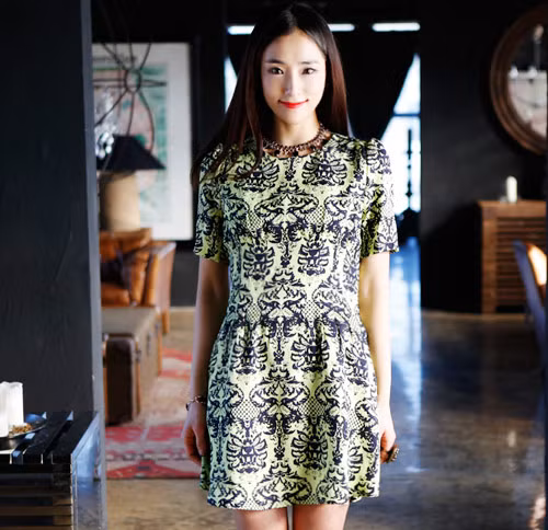 Với kiểu đầm cá tính này, nên chọn tông trang điểm thật ấn tượng như son đỏ hoặc cam rực chẳng hạn.