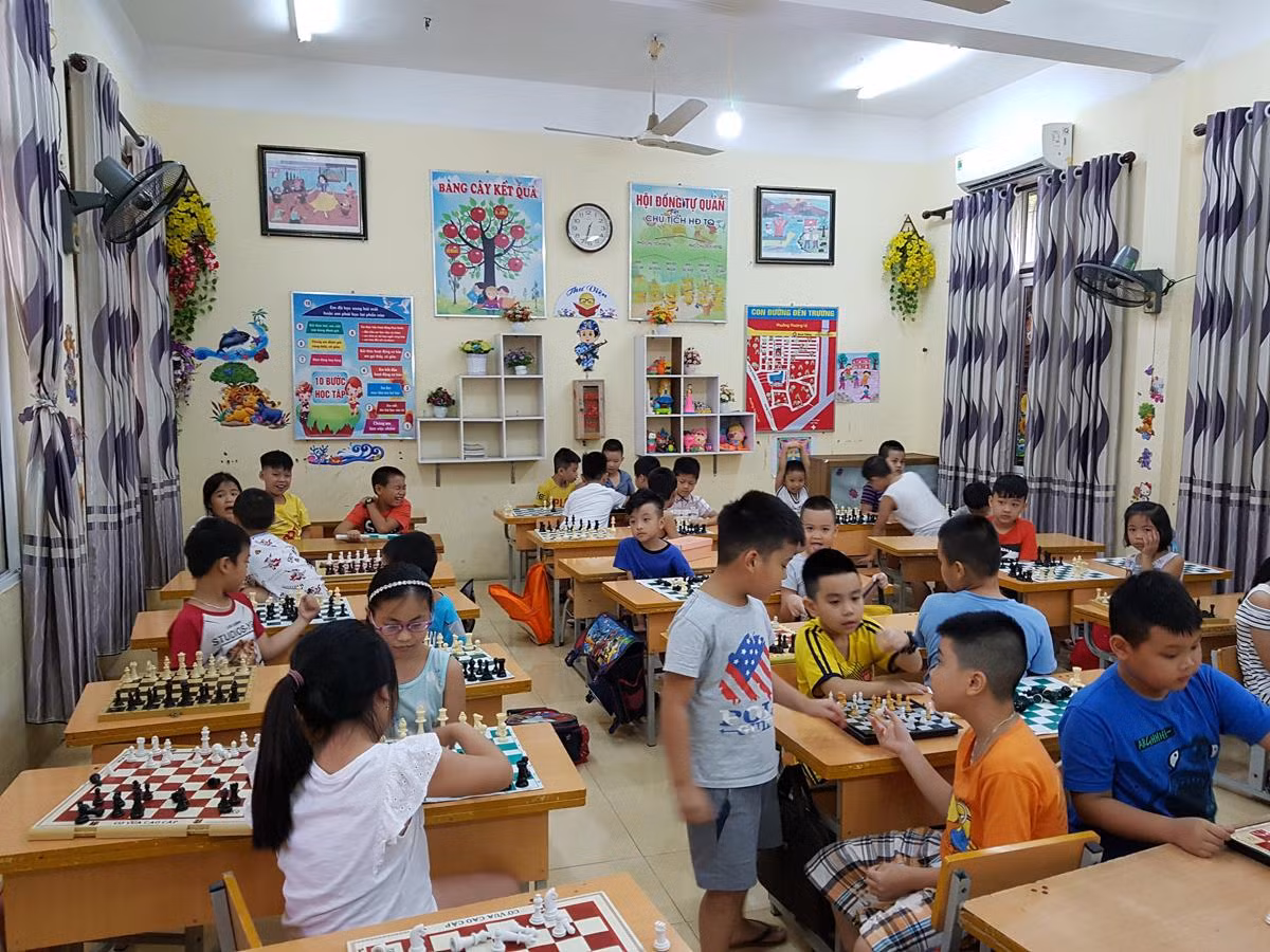 Hiệu trưởng nhà trường cho rằng, việc tiếp nhận tài trợ trong vòng một tuần là để chuẩn bị cơ sở vật chất cho năm học mới (Ảnh: Lã Tiến)