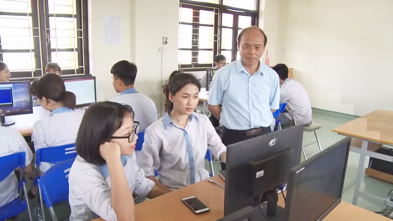 Mặc dù là lãnh đạo quản lý nhưng thầy giáo Vũ Viết Sử thường xuyên theo dõi, đánh giá chất lượng học tập của các khối lớp qua từng bộ môn (Ảnh: CTV)