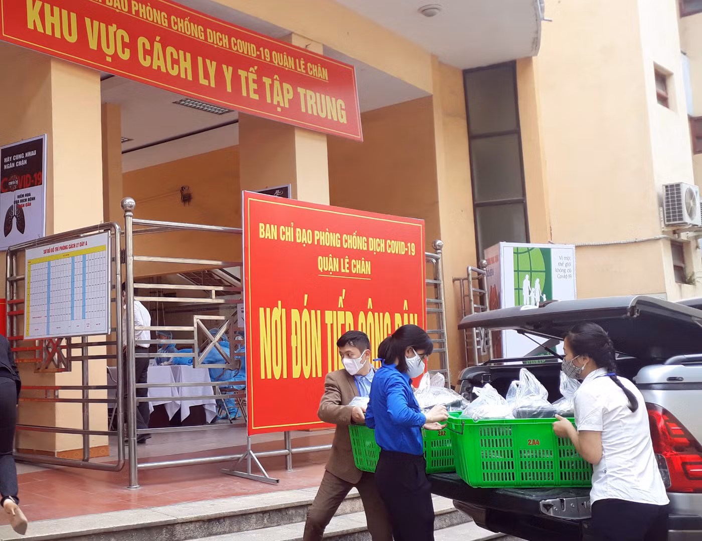 Bữa ăn được vận chuyển vào khu cách ly cho người dân (Ảnh: Lã Tiến)