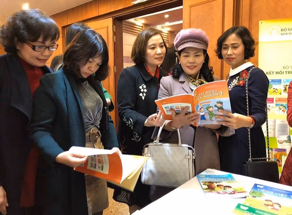 Các nhà trường tại Hải Phòng được hướng dẫn các tiêu chí lựa chọn sách giáo khoa mới (Ảnh: Lã Tiến) Các nhà trường tại Hải Phòng được hướng dẫn các tiêu chí lựa chọn sách giáo khoa mới (Ảnh: Lã Tiến)