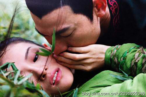 Chương Tử Di và thiên vương Lưu Đức Hoa cũng từng có một cảnh tình tứ trong rừng trúc khi hai người hợp tác chung phim “Thập diện mai phục”. Ảnh. Sina. Chương Tử Di và thiên vương Lưu Đức Hoa cũng từng có một cảnh tình tứ trong rừng trúc khi hai người hợp tác chung phim “Thập diện mai phục”. Ảnh. Sina.