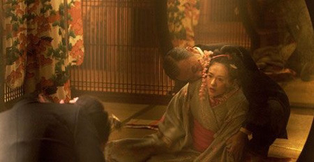 Trong phim “Hồi ức một Geisha”, Chương Tử Di cũng có nhiều cảnh nóng và những lần “va chạm” với các vị khách Nhật khi cô vào vai một kĩ nữ. Ảnh. Sina. Trong phim “Hồi ức một Geisha”, Chương Tử Di cũng có nhiều cảnh nóng và những lần “va chạm” với các vị khách Nhật khi cô vào vai một kĩ nữ. Ảnh. Sina.