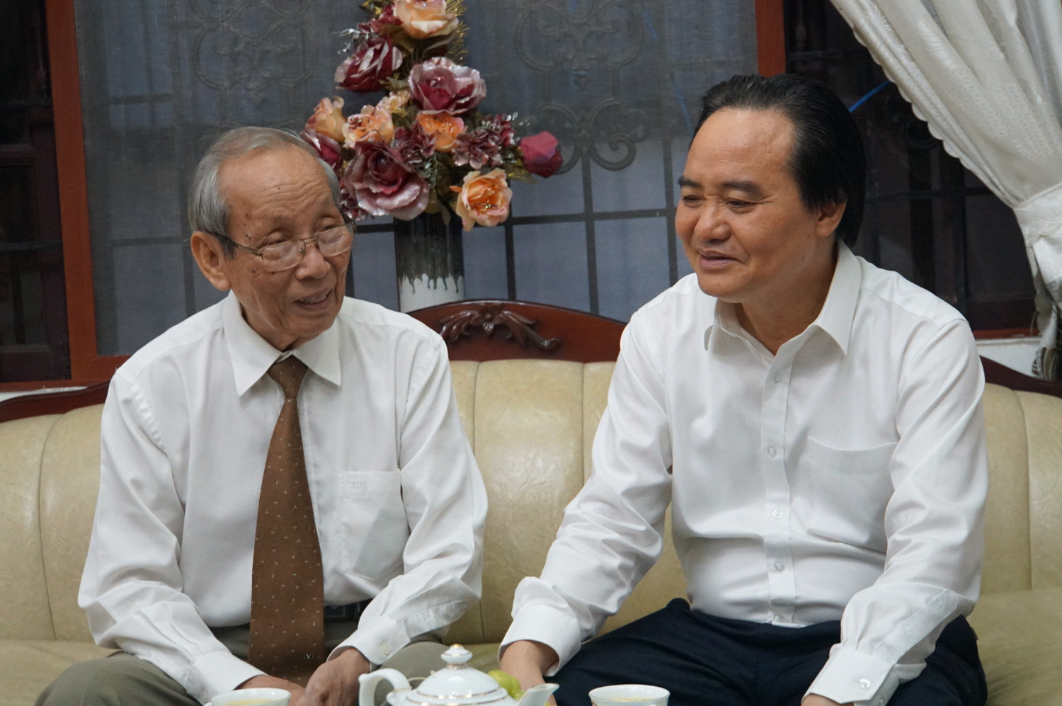 Bộ trưởng Phùng Xuân Nhạ gửi lời tri ân đến Giáo sư Trần Hồng Quân. Ảnh: moet.gov.vn Bộ trưởng Phùng Xuân Nhạ gửi lời tri ân đến Giáo sư Trần Hồng Quân. Ảnh: moet.gov.vn