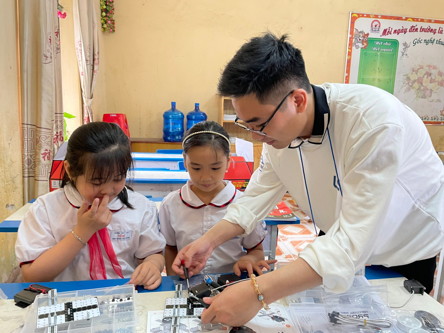 Đỗ Mạnh Tuấn tham gia hoạt động “Lớp Học tình nguyện IT Class” tại Hải Dương. Ảnh: NVCC.