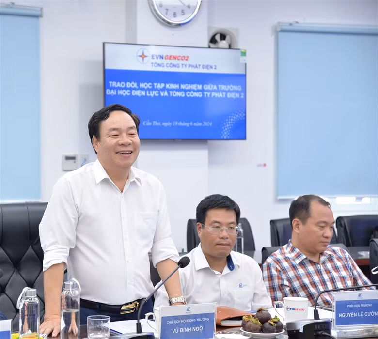 Nhà giáo ưu tú, Phó Giáo sư, Tiến sĩ Vũ Đình Ngọ - Bí thư Đảng ủy, Chủ tịch Hội đồng Trường Đại học Điện lực phát biểu tại buổi làm việc. Ảnh: NTCC.