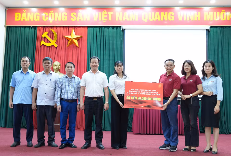 Cấp ủy, chính quyền phường Trần Phú tiếp nhận 20 triệu đồng. Ảnh: NVCC.