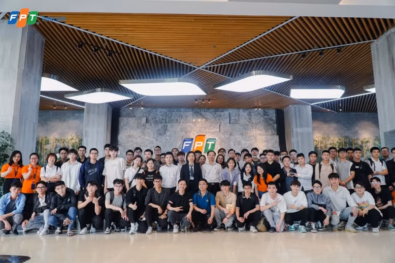 Sinh viên Khoa Điện tử - Viễn thông thăm quan, trải nghiệm thực tế tại FPT Telecom. Ảnh: NVCC.