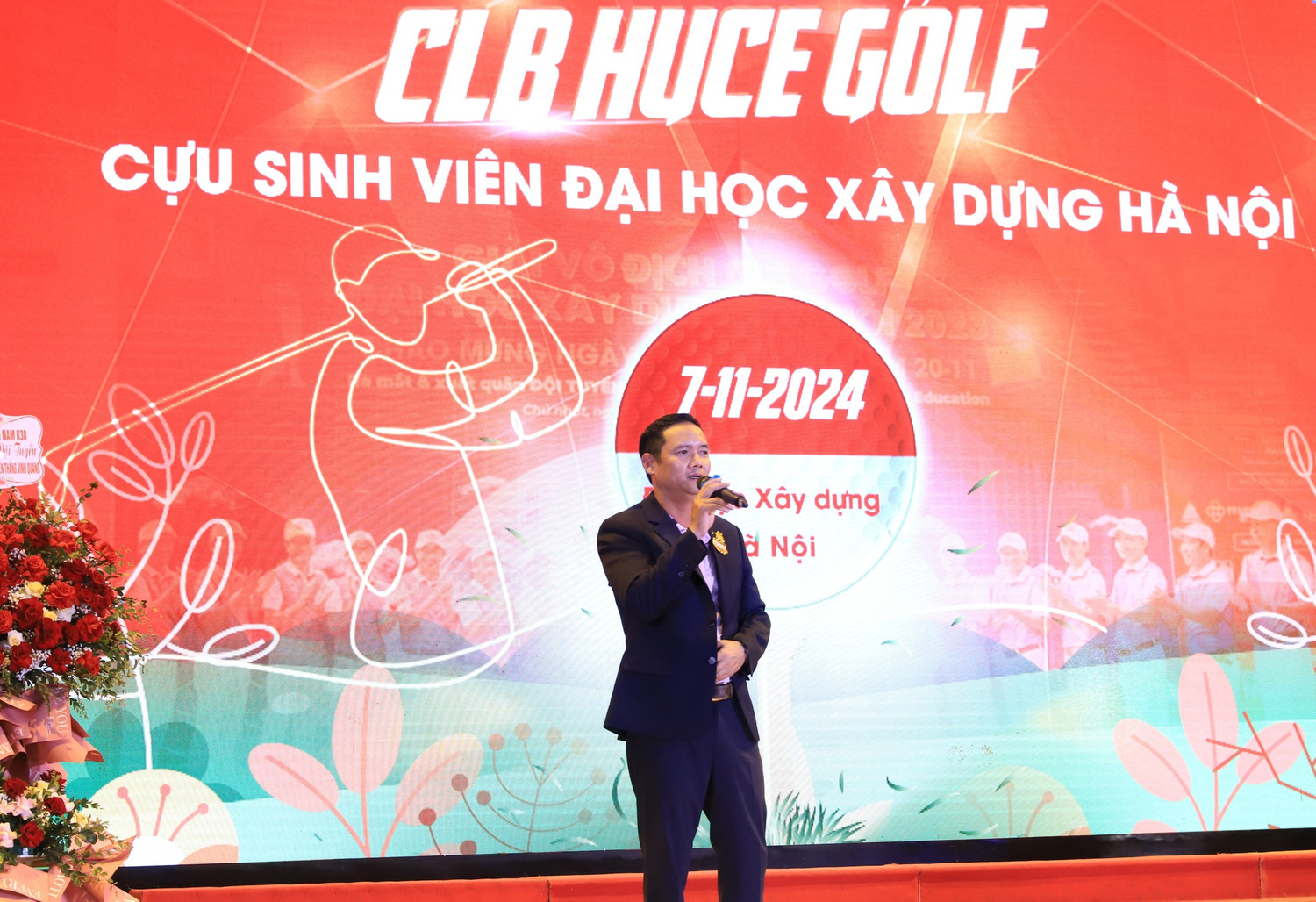 Ông Nguyễn Thanh Hùng - Chủ tịch Đội tuyển Câu lạc bộ HUCE golf Cựu sinh viên Trường Đại học Xây dựng Hà Nội, cựu sinh viên khóa K35 phát biểu tại Lễ Xuất quân. Ảnh: HUCE.
