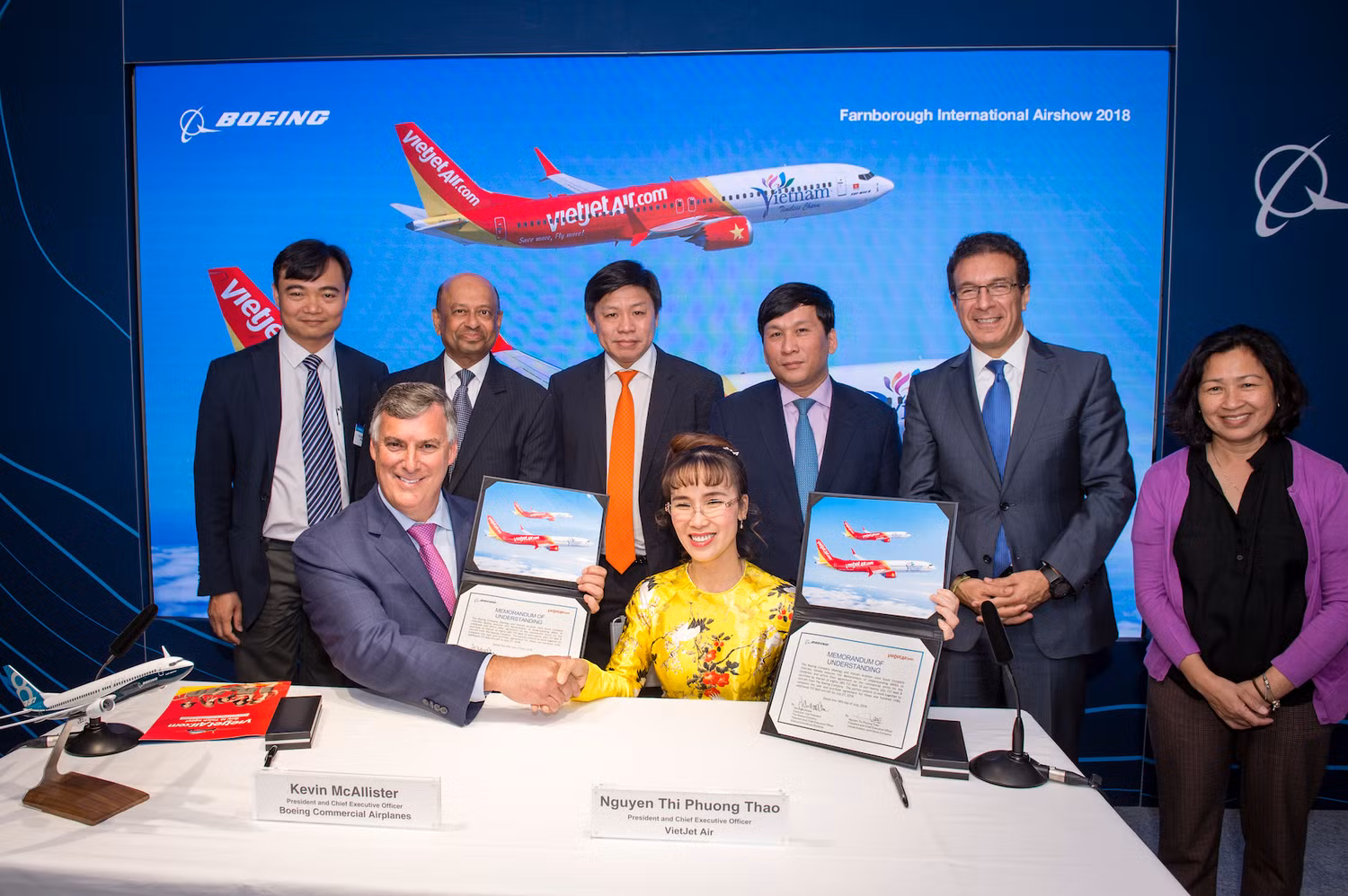 Bà Nguyễn Thị Phương Thảo, Tổng giám đốc Vietjet và ông Kevin McAllister, Chủ tịch kiêm Tổng giám đốc Tập đoàn Boeing ký kết Hợp đồng mua 100 máy bay.