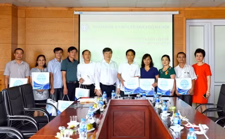 Giám đốc Bảo hiểm xã hội Thành phố Hà Nội Nguyễn Đức Hòa trao tặng quà cho công chức viên chức là thương binh, gia đình liệt sỹ thuộc Bảo hiểm xã hội Thành phố Hà Nội. Giám đốc Bảo hiểm xã hội Thành phố Hà Nội Nguyễn Đức Hòa trao tặng quà cho công chức viên chức là thương binh, gia đình liệt sỹ thuộc Bảo hiểm xã hội Thành phố Hà Nội.