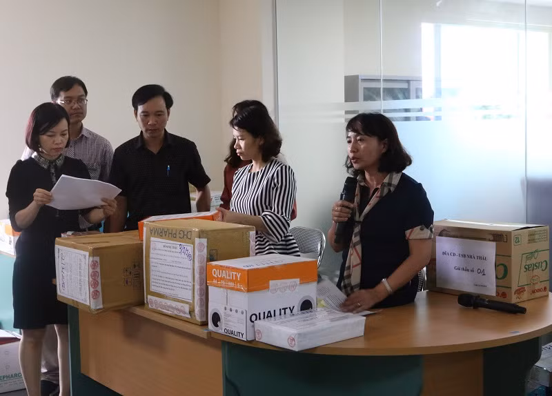 Đại diện Tổ chuyên gia công bố Hồ sơ thầu.