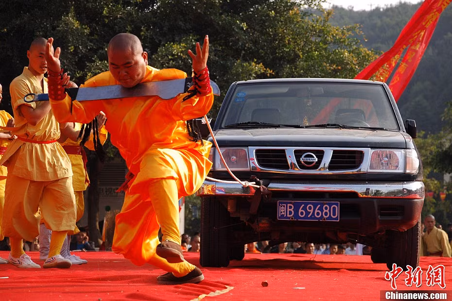 Võ tăng Nam Thiếu Lâm thi triển kungfu kéo ô tô Võ tăng Nam Thiếu Lâm thi triển kungfu kéo ô tô