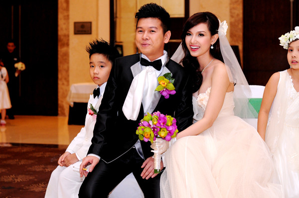 Hotgirl Quỳnh Chi – con dâu mới của nữ đại gia nợ nần Diệu Hiền - dùng nhiều từ ngữ tốt đẹp để nói về chuyện làm dâu và mẹ chồng của mình.. Cô cho biết, cô chỉ bắt đầu tiếp xúc với mẹ chồng từ khi chính thức quen ông xã Trần Văn Chương nhưng trong mắt cô, mẹ chồng là người phụ nữ mạnh mẽ và tốt bụng. Đặc biệt, cô được tiếp tục sống ở Sài Gòn. (Theo Ngôi sao)