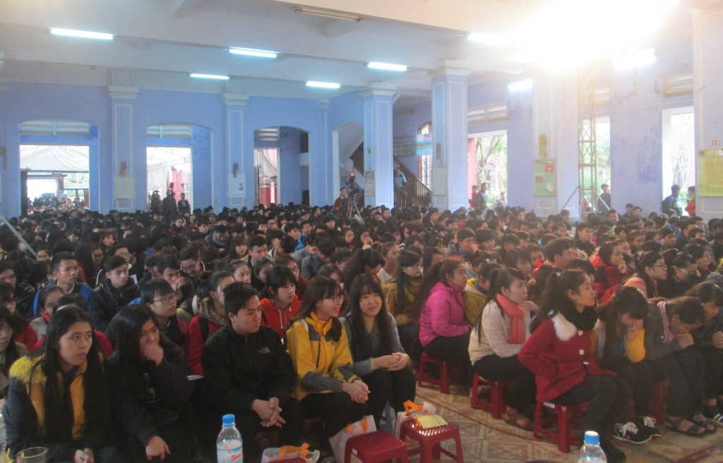 Mặc trời mưa và lạnh, Chương trình tư vấn tuyển sinh – hướng nghiệp 2016 vẫn thu hút sự tham gia của hơn 3.500 học sinh trên địa bàn TP Huế. Ảnh: L.Chung