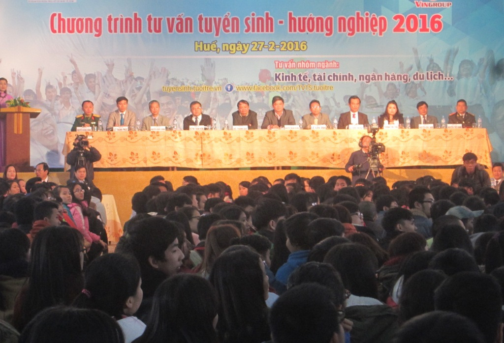 Chương trình tư vấn tuyển sinh – hướng nghiệp 2016 tại Huế có sự tham gia của nhiều chuyên gia tư vấn tuyển sinh uy tín. Ảnh: L.Chung