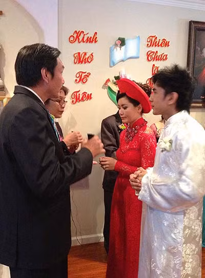 Giây phút xúc động của gia đình cô dâu và chú rể.