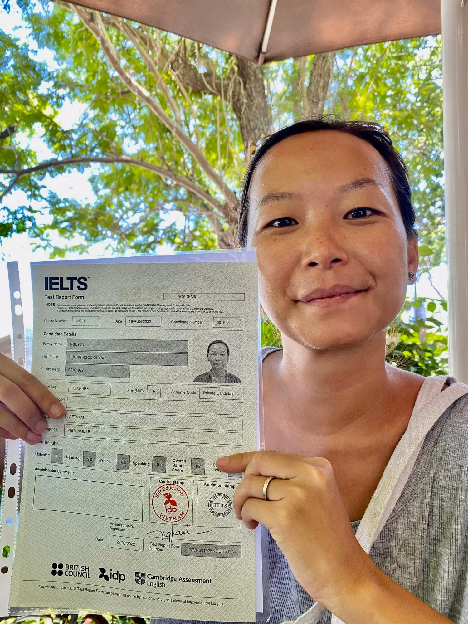 Nguyễn Hương Ngọc Quỳnh (sinh năm 1988, Hà Nội) vừa nhận kết quả đạt 9.0 IELTS. Ảnh: NVCC