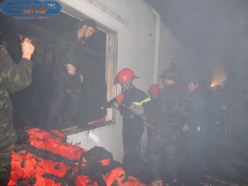 Toàn là đồ dễ bén lửa nên ngọn lửa khó kiểm soát. Toàn là đồ dễ bén lửa nên ngọn lửa khó kiểm soát.