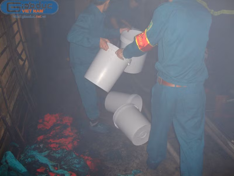 Bảo vệ khu công nghiệp, bộ đội xếp thành hàng dài truyền tay nhau từng xô nước. Bảo vệ khu công nghiệp, bộ đội xếp thành hàng dài truyền tay nhau từng xô nước.