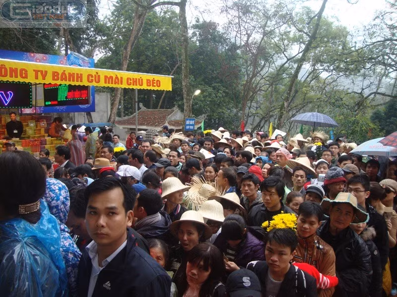 Vẻ sốt ruột hiện rõ trên gương mặt từng người khi rất khó để nhích được bước chân trong hành trình trẩy hội chùa Hương của mình.