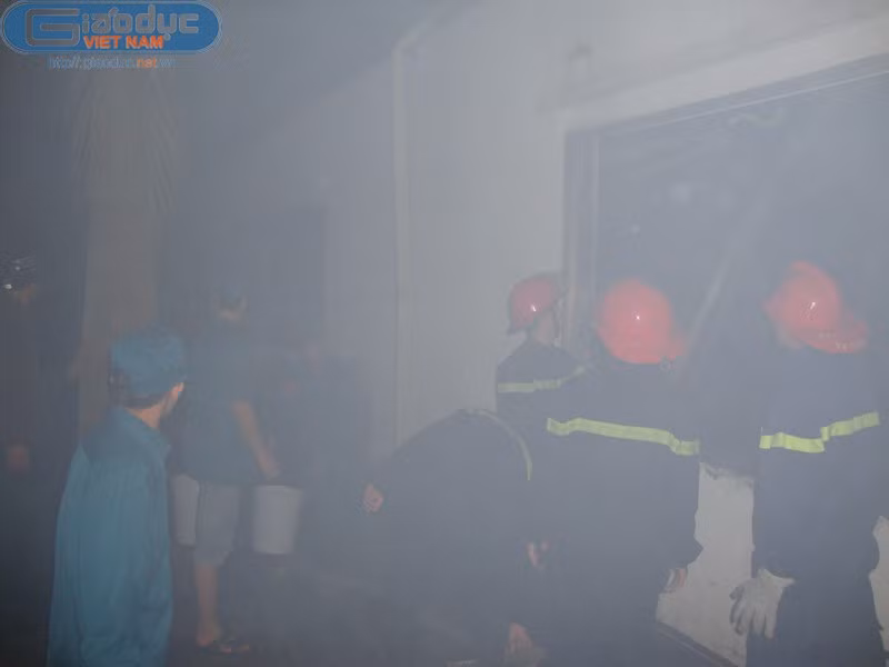 Lực lượng chữa cháy làm việc trong khói và mùi khét lẹt của vải. Lực lượng chữa cháy làm việc trong khói và mùi khét lẹt của vải.