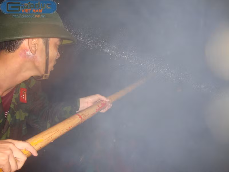 Một vết thương hiện lên trên khuôn mặt của anh bộ đội trong quá trình dập lửa. Một vết thương hiện lên trên khuôn mặt của anh bộ đội trong quá trình dập lửa.