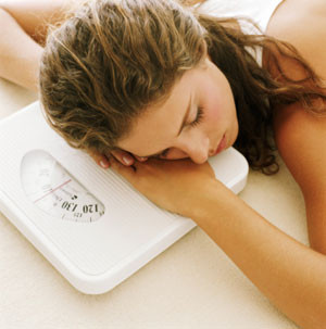 7. Giảm cân: Giảm cân (AIDS wasting) là dấu hiệu bệnh trở nặng, có thể đi kèm với tiêu chảy nghiêm trọng. Khi bạn giảm cân, nghĩa là hệ miễn dịch đang suy kiệt dần, dù bạn có ăn nhiều hết mức. Tuy nhiên, hiện tại, nhờ liệu pháp kháng virus, tình trạng này đã giảm dần.