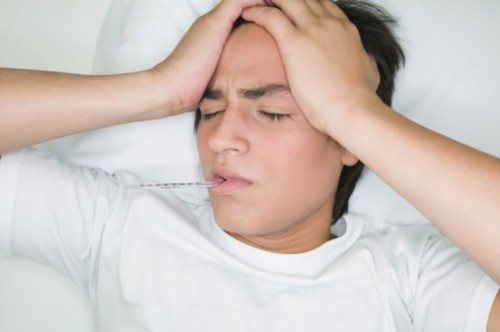 1. Sốt: Dấu hiệu đầu tiên của giai đoạn cửa sổ có thể là sốt nhẹ, khoảng 38,8 độ C. Sốt, nếu có xảy ra, thường đi kèm với các triệu chứng nhẹ khác như mệt mỏi, sưng tuyến bạch huyết, đau họng. Ở thời điểm này, virus đi vào trong mạch máu và bắt đầu nhân lên với số lượng lớn. Do đó, nó gây ra phản ứng kích thích ở hệ miễn dịch.