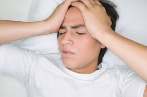 1. Sốt: Dấu hiệu đầu tiên của giai đoạn cửa sổ có thể là sốt nhẹ, khoảng 38,8 độ C. Sốt, nếu có xảy ra, thường đi kèm với các triệu chứng nhẹ khác như mệt mỏi, sưng tuyến bạch huyết, đau họng. Ở thời điểm này, virus đi vào trong mạch máu và bắt đầu nhân lên với số lượng lớn. Do đó, nó gây ra phản ứng kích thích ở hệ miễn dịch.
