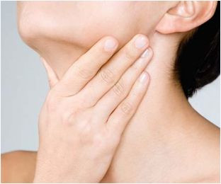 4. Đau họng và đau đầu: Cũng giống như các triệu chứng khác, đau họng và đau đầu có thể nhận ra nếu bạn đang ở giai đoạn cửa sổ. Nếu bạn nhớ gần đây mình có sex nguy cơ không an toàn thì nên đi kiểm tra HIV lúc này. Điều này còn mang lại sự an toàn cho người khác, bởi đây cũng là giai đoạn HIV dễ lây nhất.