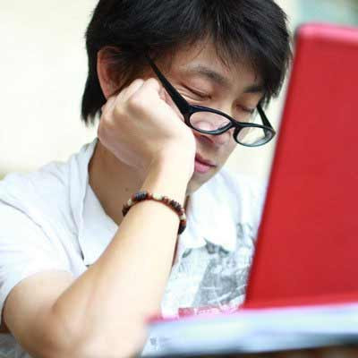 13. Khó tập trung: Rối loạn nhận thức có thể là một dấu hiệu của chứng mất trí liên quan đến HIV, thường xảy ra muộn trong tiến trình bệnh. Nó còn liên quan đến khả năng ghi nhớ, và các vấn đề về hành vi như giận dữ, cáu kỉnh.