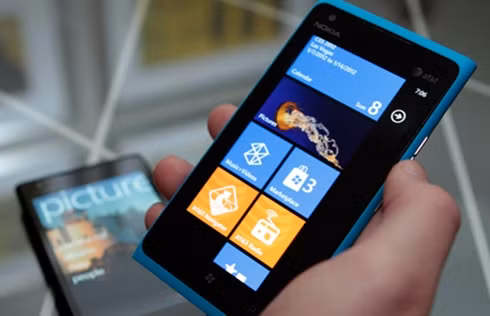 3. Nokia: Giá trị thương hiệu giảm: 16%; giá trị hiện tại: 21 tỷ USD (xếp thứ 19); công ty mẹ: Nokia; doanh thu thay đổi trong 1 năm: -20,5%; lĩnh vực: Điện tử.