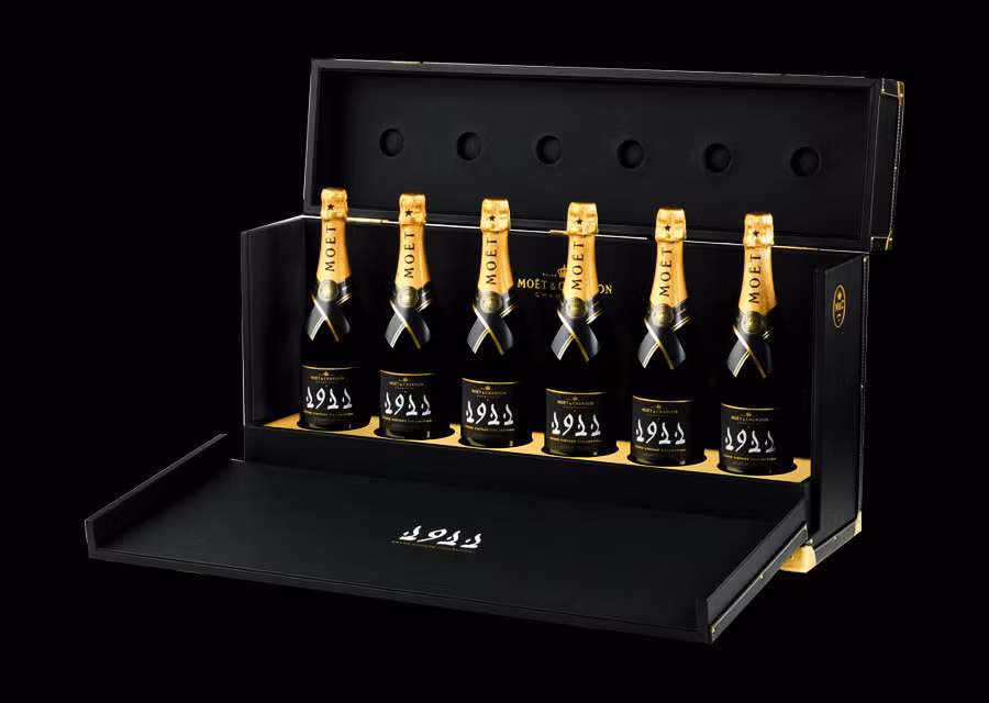 Là thương hiệu của Tập đoàn hàng cao cấp LVMH, giá trị của Moët & Chandon đã giảm hơn 500 triệu USD năm ngoái. Để khôi phục lại tên tuổi, hãng này vừa ký hợp đồng tài trợ cho America’s Cup, một trong những giải đua thuyền nổi tiếng nhất thế giới.