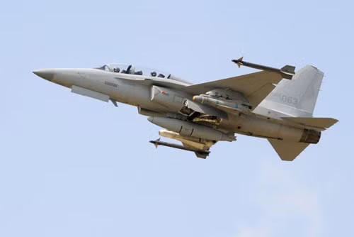 Tiêm kích đa năng kiêm huấn luyện chiến đấu TA-50 mang hai tên lửa đối không AIM-9 ở đầu mút cánh và hai tên lửa không đối đất AGM-65 trên hai giá treo ở cánh.