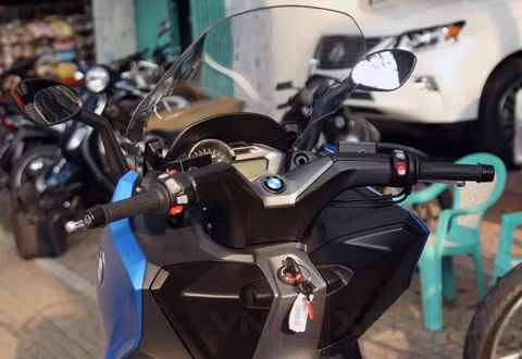 Toàn cảnh phần đầu xe của BMW C600 Sport.