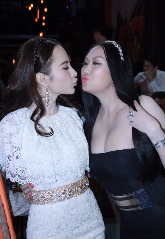 Cả hai cùng tạo dáng khoe làn da trắng không tì vết trước ống kính.