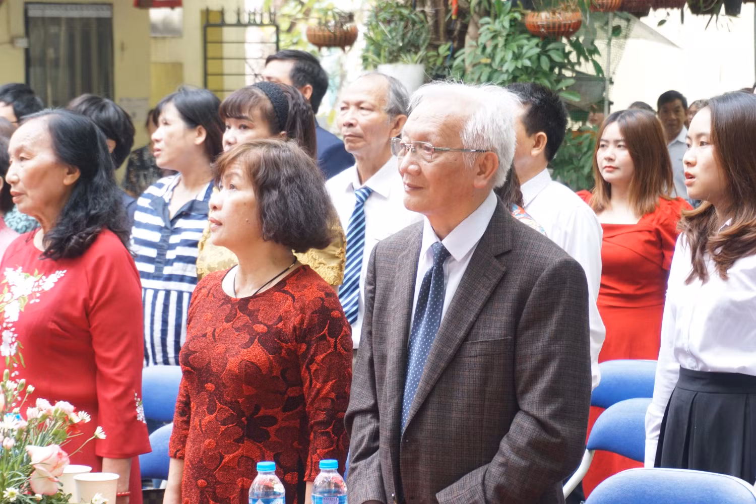 Các thầy cô giáo, cựu giáo chức cùng về trường tham dự buổi lễ kỷ niệm Ngày Nhà giáo Việt Nam.