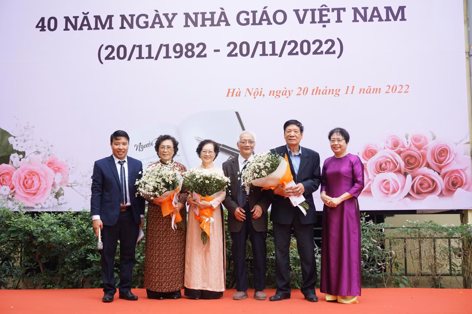 Lãnh đạo nhà trường tặng hoa đến các thầy cô giáo đã từng giảng dạy và cống hiến tại Trường Trung học phổ thông Đinh Tiên Hoàng.