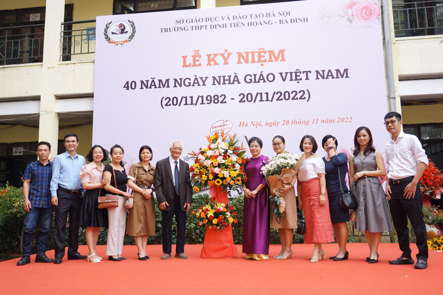 Các cựu học sinh của trường bày tỏ tấm lòng tri ân với thầy cô giáo.